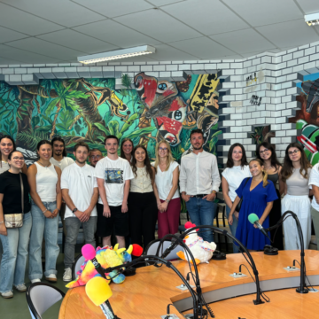 Des étudiants au micro d’une radio locale - ISME Nantes