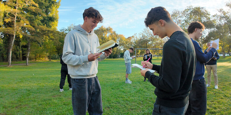 Deux étudiants en BTS se dessinant
