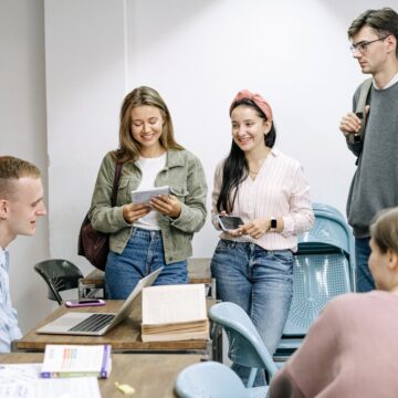 Des étudiants qui doivent décider entre master ou mastère