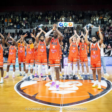 Équipe du MSB applaudit sur le terrain