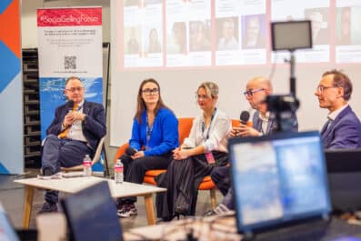 Plusieurs intervenants en train d'animer une table ronde sur les réseaux sociaux et l'une des thématiques du #SocialSellingForum