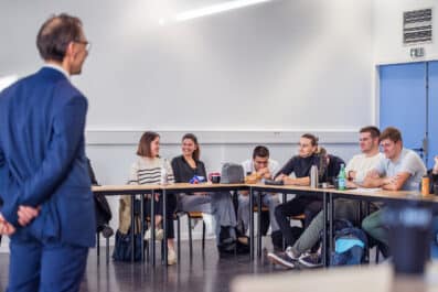 Conférenciers donnant des bonnes pratiques à des étudiants