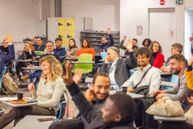 Étudiants et professionnels de la région assistant à l'une des conférences.