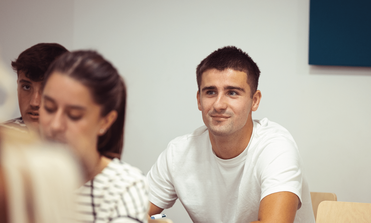 Étudiant dans une salle de classe